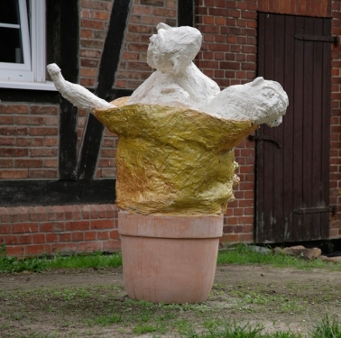 Złota Tuba, 2012, gliniana doniczka,drut, tynk, farba akrylowa, lakier, Foto: Agata Malek