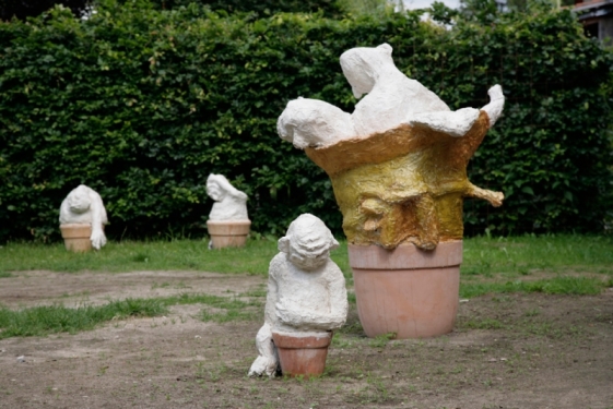Duszyczki, 2012, gliniana doniczka, drut, tynk, farba, lakier, Foto: Agata Malek